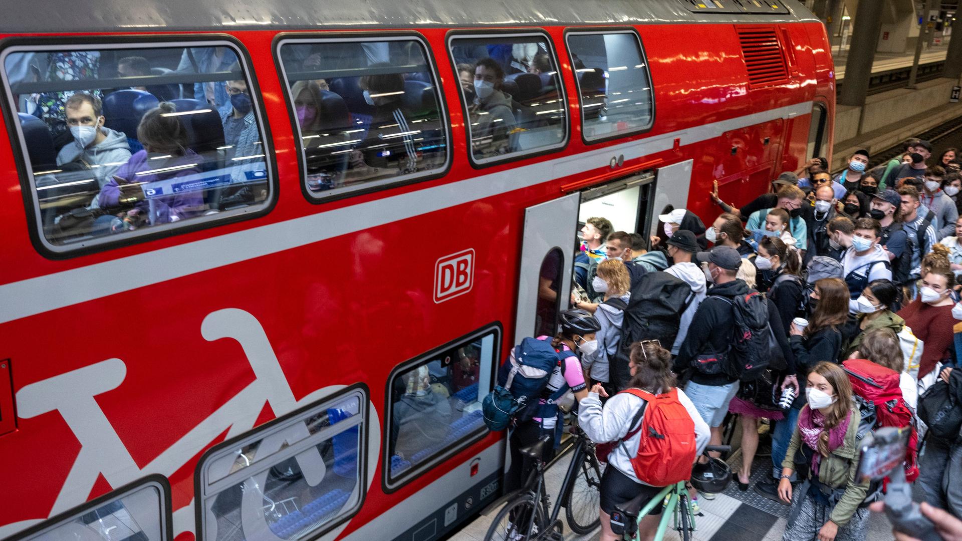 Vor einem Regionalzug am Berliner Hauptbahnhof drängen sich zahlreiche Reisende. Vor einem Regionalzug am Berliner Hauptbahnhof drängen sich zahlreiche Reisende.
