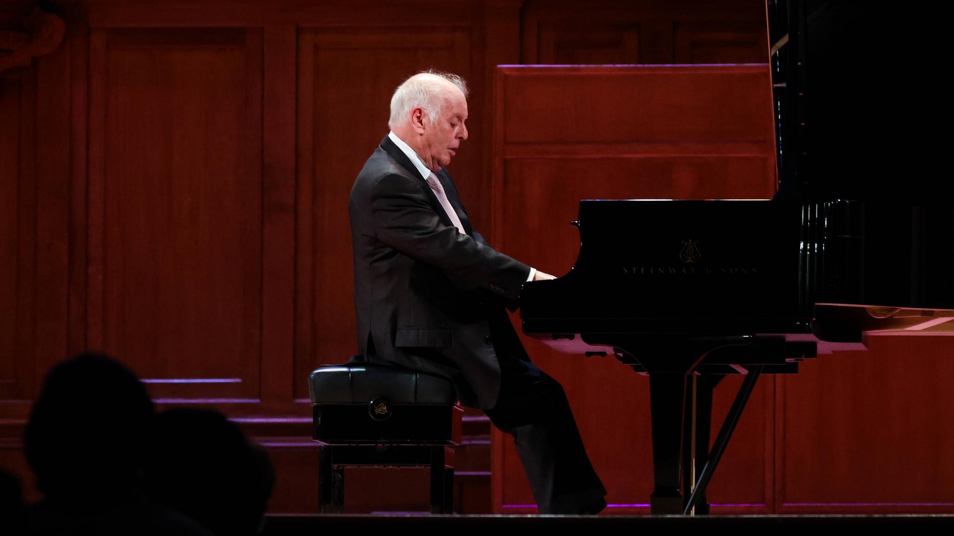 Daniel Barenboim sitzt 2021 in einem Konzertsaal und spielt konzentriert auf einer Bühne. Daniel Barenboim sitzt 2021 in einem Konzertsaal und spielt konzentriert auf einer Bühne.