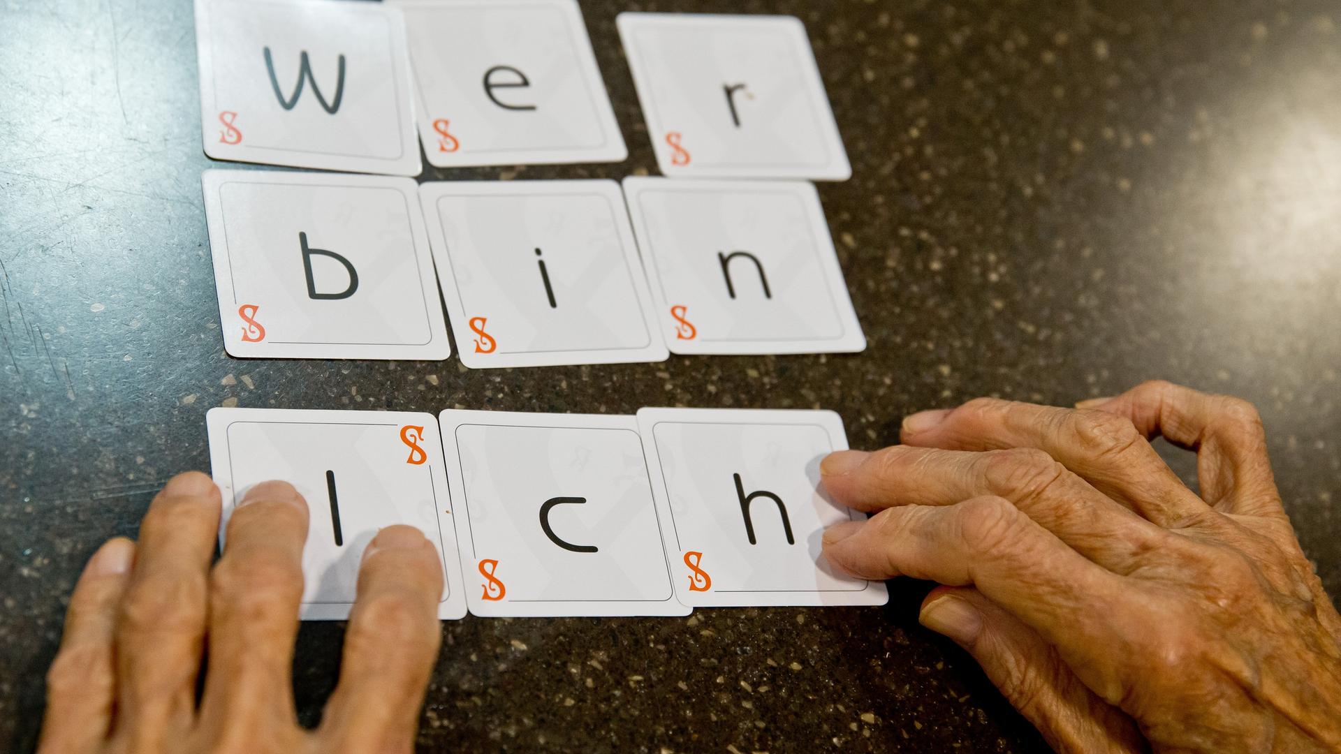Eine demenzkranke Frau legt im Fritz-Rupprecht-Heim in Fürth (Bayern) die Karten eines Spiels zu dem Satz «wer bin ich» zusammen. Alzheimer-Patienten verlieren ihr Ich. Ein Schicksal, von dem in Deutschland Millionen Kranke und Angehörige betroffen sind.