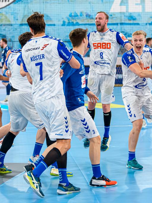 Die Handball-Mannschaft des VfL Gummersbach jubelt nach dem Spiel gegen SG BBM Bietigheim