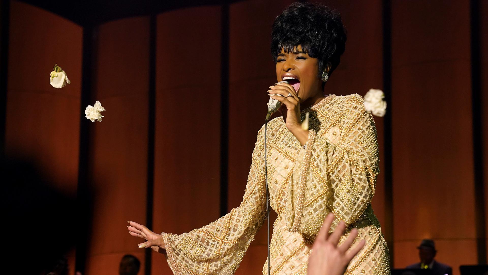 Jennifer Hudson als Aretha Franklin in einer Szene aus "Respect: Die Sängerin singt in Abendgarderobe in ein Mikro. Jennifer Hudson als Aretha Franklin in einer Szene aus "Respect: Die Sängerin singt in Abendgarderobe in ein Mikro.