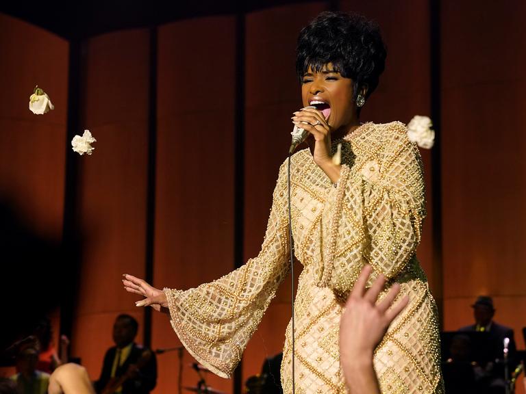 Jennifer Hudson als Aretha Franklin in einer Szene aus "Respect: Die Sängerin singt in Abendgarderobe in ein Mikro.
