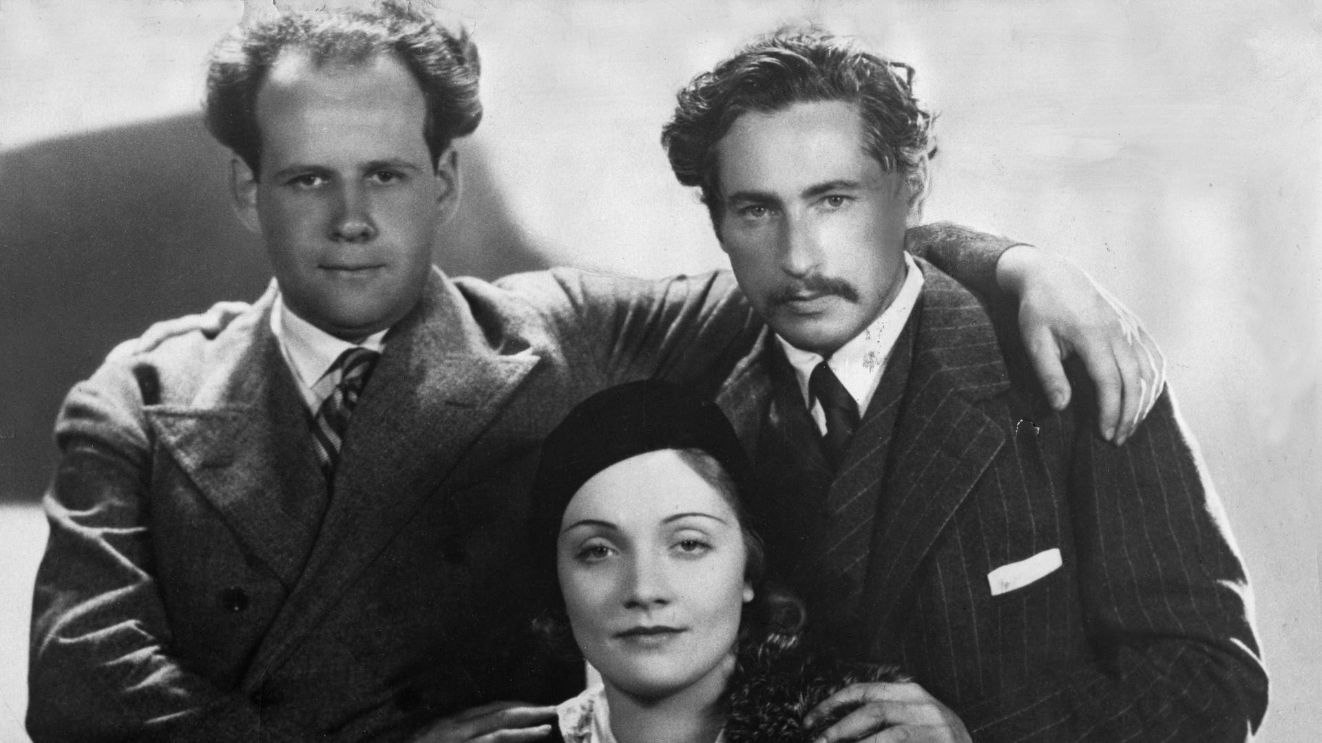Sergei Eisenstein (links) im Jahr 1930 zu Besuch bei Marlene Dietrich und Regisseur Josef von Sternberg während der Dreharbeiten zum Film "Blauer Engel"q