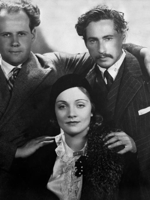 Sergej Eisenstein (links) 1930 zu Besuch bei Marlene Dietrich und Regisseur Josef von Sternberg während der Dreharbeiten zu "Der blaue Engel"