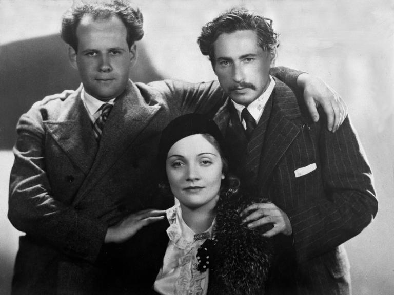 Sergej Eisenstein (links) 1930 zu Besuch bei Marlene Dietrich und Regisseur Josef von Sternberg während der Dreharbeiten zu "Der blaue Engel"
