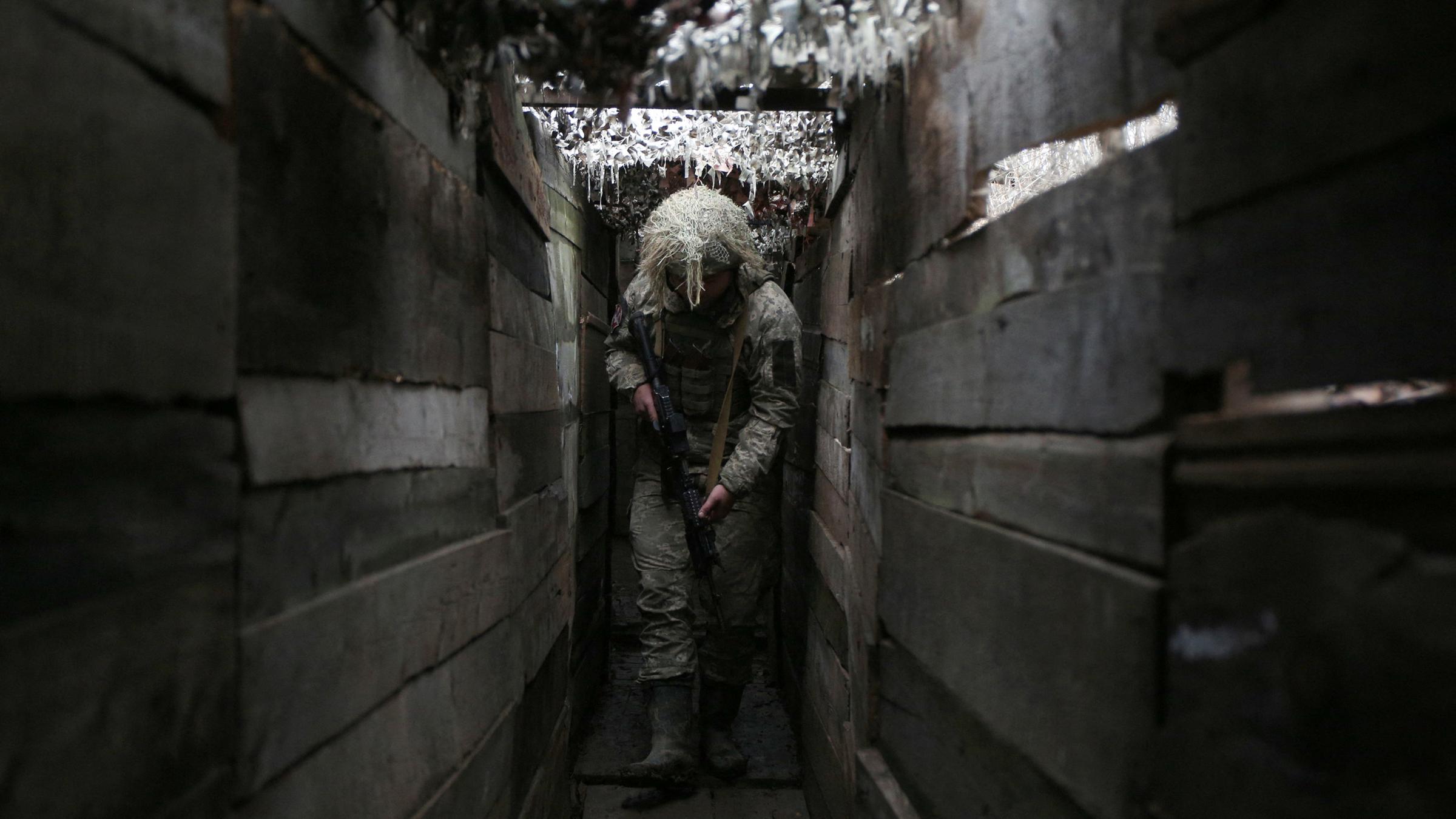Ein ukrainischer Soldat geht am 10. Dezember 2021 durch einen Graben an...</p>

                        <a href=