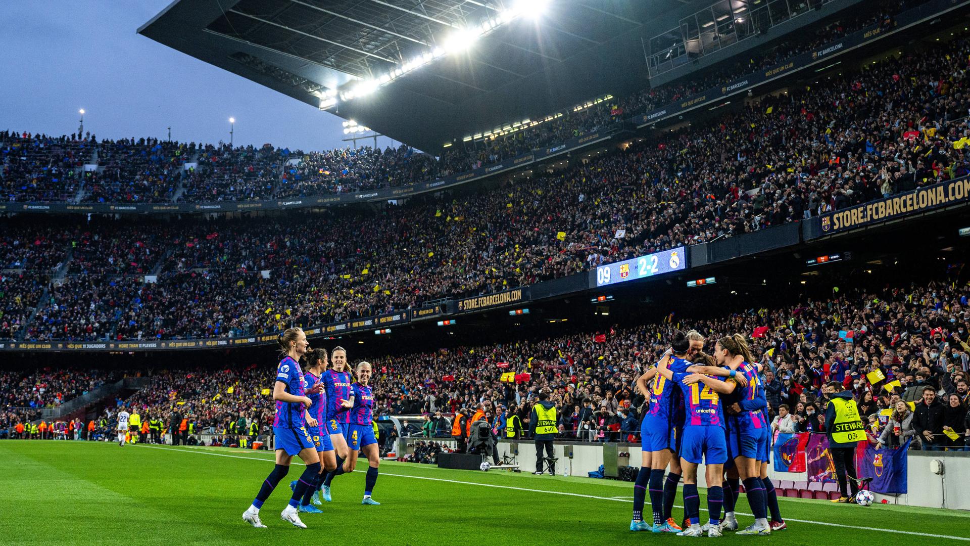 Mehrere Spielerinnen des FC Barcelona laufen auf eine Gruppe ihrer Team-Kamerdainnen zu und bejubeln das 3:2 gegen Real Madrid.