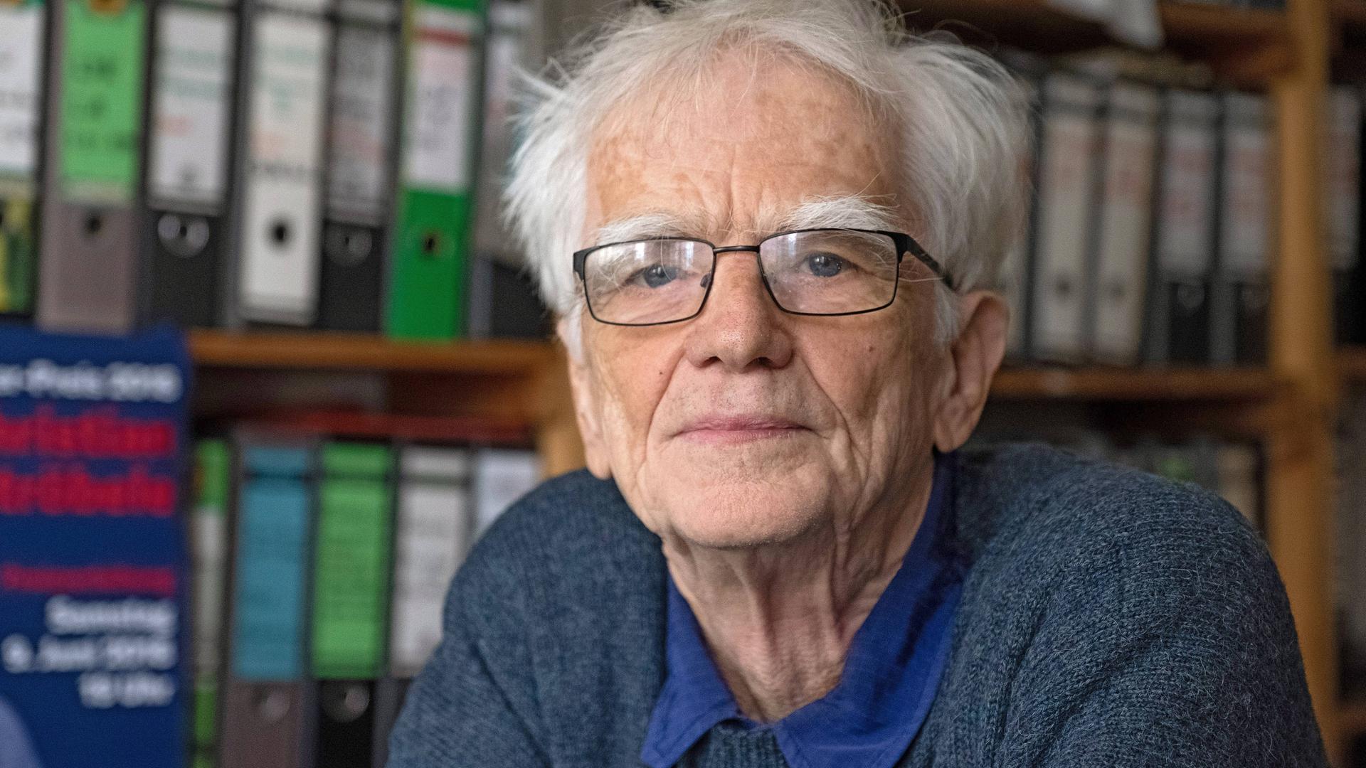 Der Gruenen-Politiker Hans-Christian Ströbele sitzt im Jahr 2019 in seiner Berliner Wohnung, hinter ihm ein langes Regal mit Aktenordnern. Der Gruenen-Politiker Hans-Christian Ströbele sitzt im Jahr 2019 in seiner Berliner Wohnung, hinter ihm ein langes Regal mit Aktenordnern.