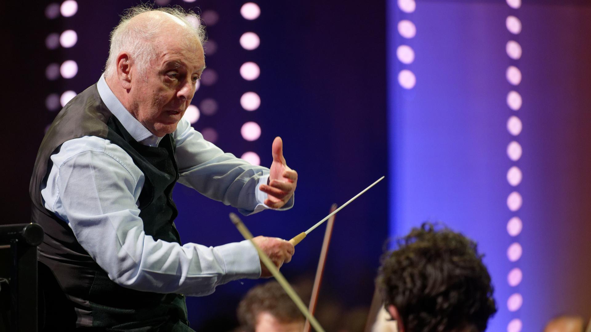 Der Dirigent Daniel Barenboim probt mit dem West-Eastern Divan Orchestra für das Festkonzert zum 250. Tauftag Ludwig van Beethovens. Das Konzert fand am 17.12.2020 ohne Publikum statt. Der Dirigent Daniel Barenboim probt mit dem West-Eastern Divan Orchestra für das Festkonzert zum 250. Tauftag Ludwig van Beethovens. Das Konzert fand am 17.12.2020 ohne Publikum statt.