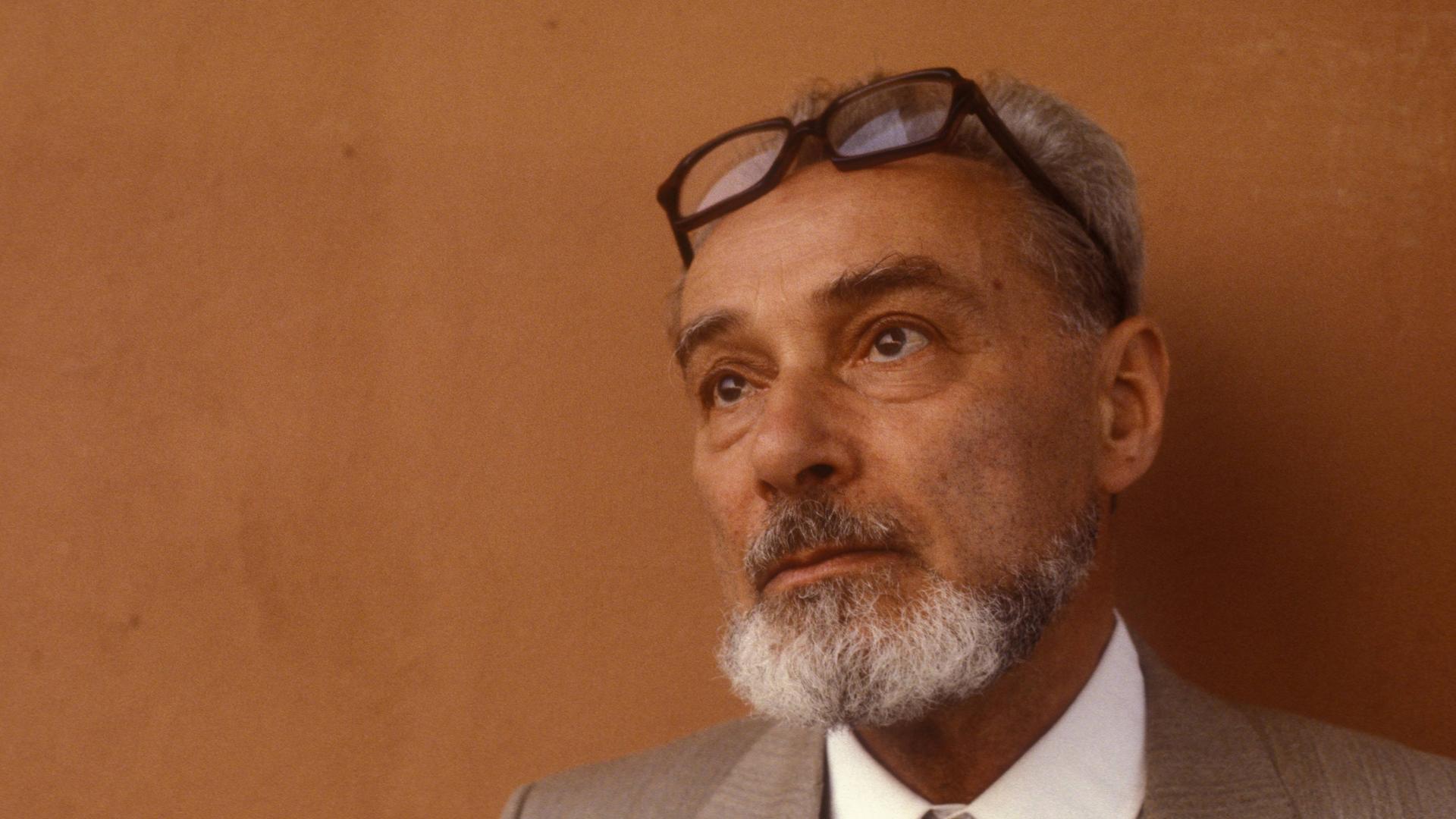 Porträt von Primo Levi vor einer occa farbigen Wand ca. 1980. Porträt von Primo Levi vor einer occa farbigen Wand ca. 1980.