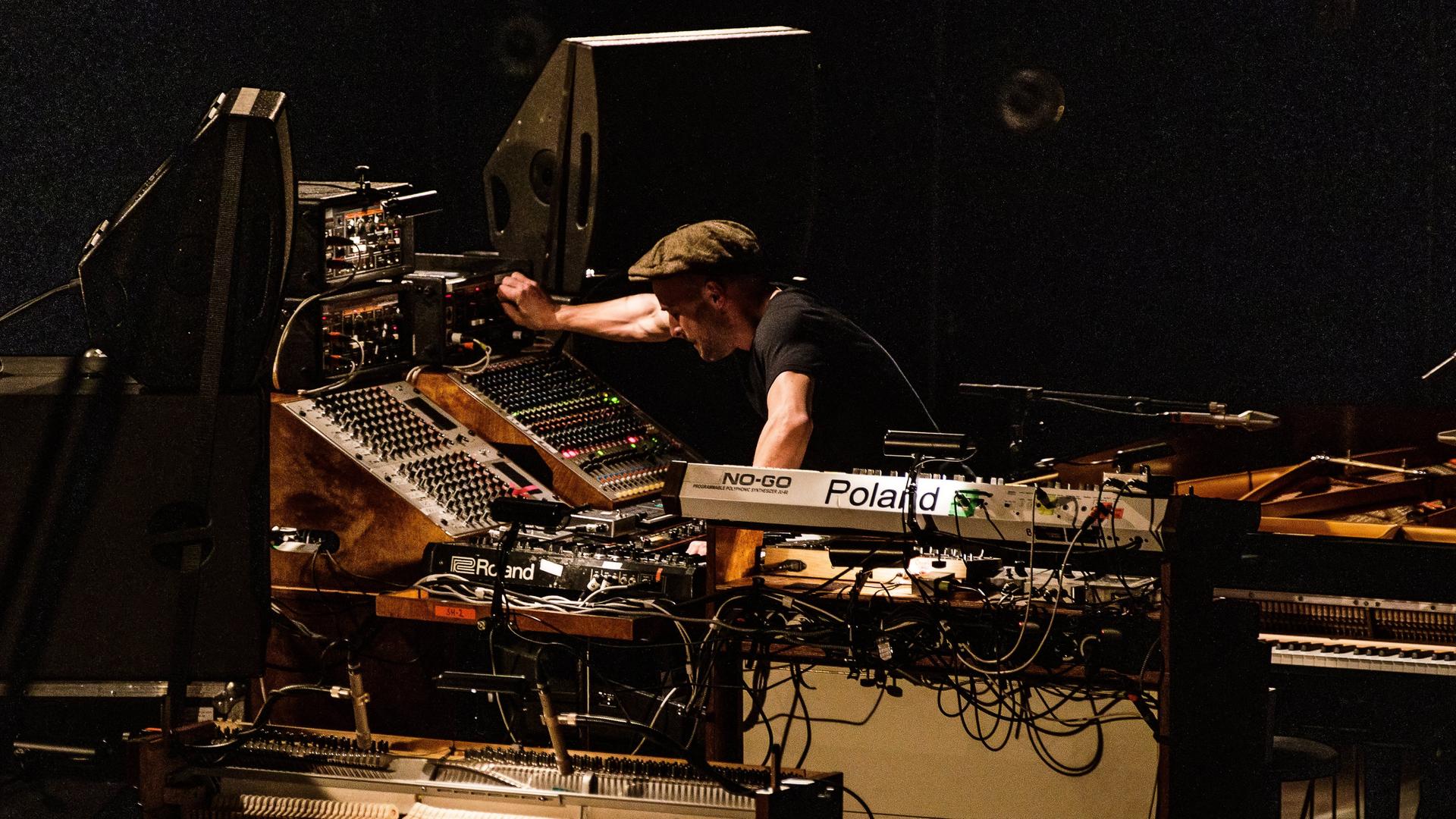 Der Pianist und Komponist Nils Frahm auf der Bühne inmitten seiner Instrumente, Kopenhagen, 2019.
