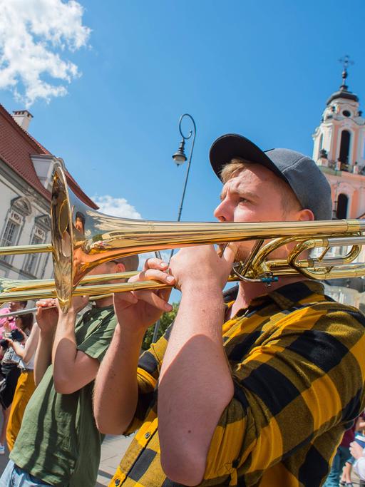 Ein junger Mann spielt Trompete amTag der Straßenmusik in Vilnius am 18. Juli 2020. Zur Feier des Tages der Straßenmusik tretem Profi- und Amateurmusiker gemeinsam in den Straßen und Parks der Altstadt von Vilnius auf. 