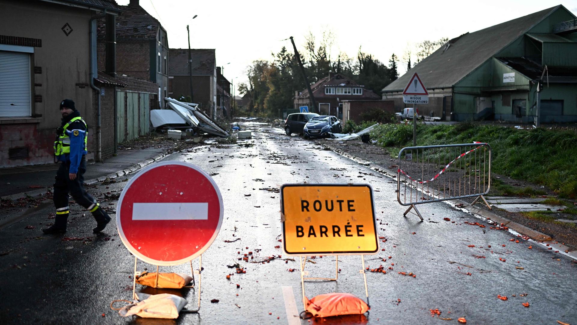 In dem französichen Dorf ist nach dem Unwetter eine Straße abgesperrt. In dem französichen Dorf ist nach dem Unwetter eine Straße abgesperrt.