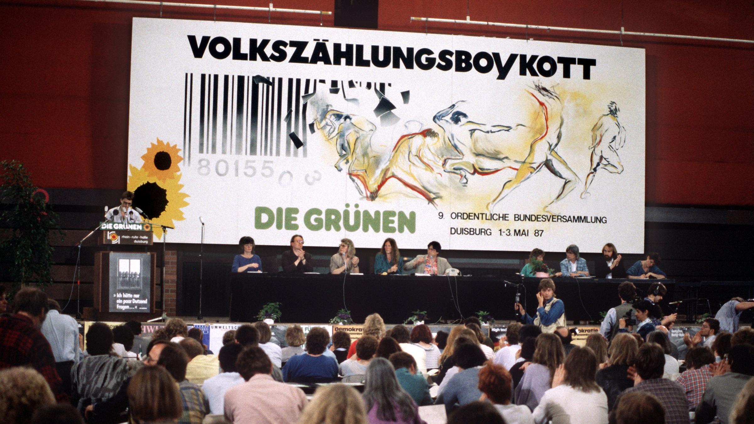 Eröffnung der 9. Bundesversammlung der Grünen am 1. Mai 1987 in Duisburg. Auf einem Plakat hinter dem Podium wurde zum Boykott der Volkszählung aufgerufen. 