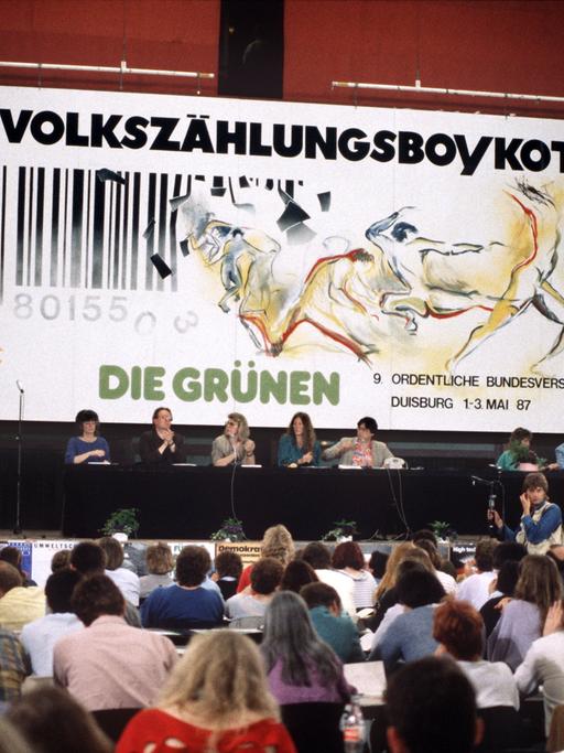 Eröffnung der 9. Bundesversammlung der Grünen am 1. Mai 1987 in Duisburg. Auf einem Plakat hinter dem Podium wurde zum Boykott der Volkszählung aufgerufen. 