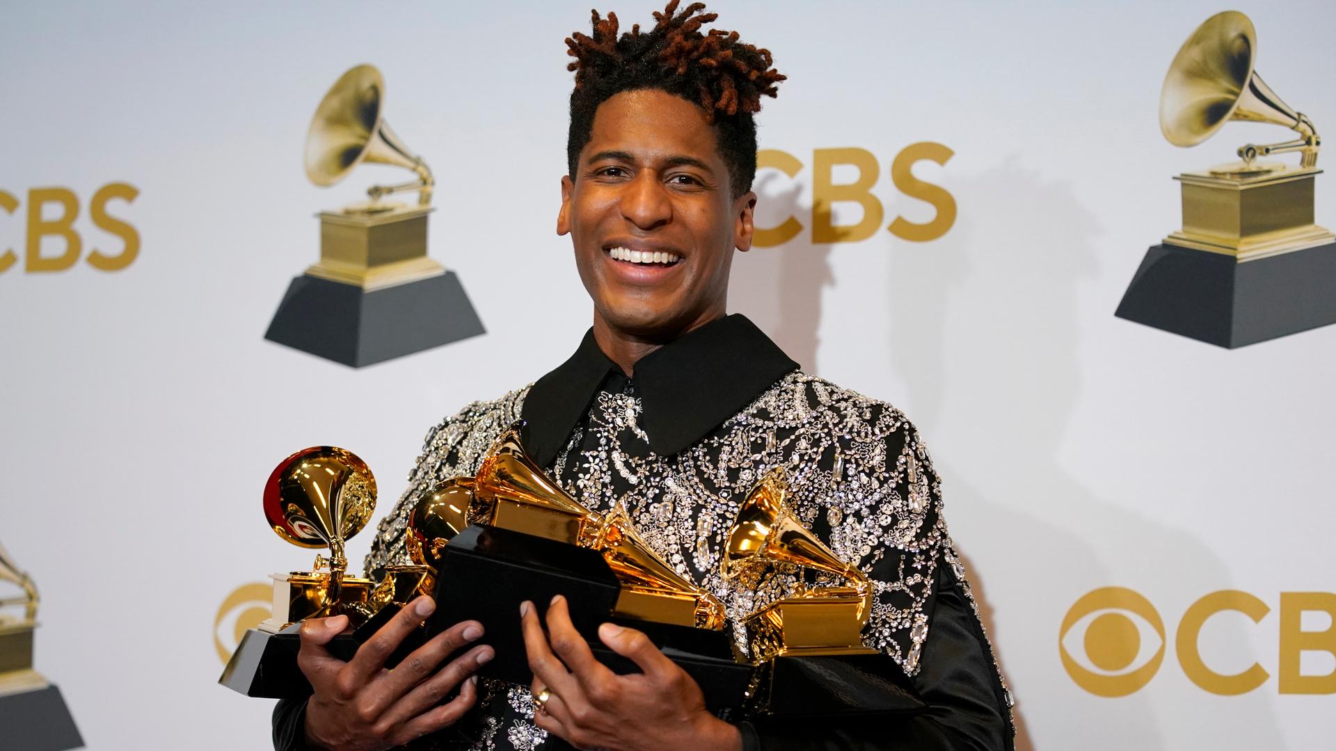 Jon Batiste mit seinen Grammy-Trophäen Jon Batiste mit seinen Grammy-Trophäen