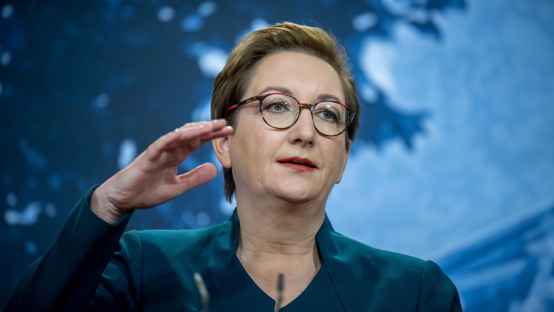 Brandenburg, Meseberg: Klara Geywitz (SPD), Bundesministerin für Bau und Wohnen spricht bei einem Pressestatement vor der Klausurtagung des Bundeskabinetts.