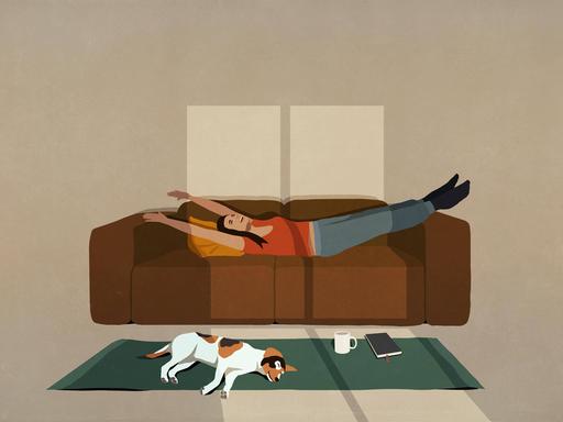 Illustration einer Frau, die sich auf dem Sofa streckt, vor ihr liegt ein Hund.