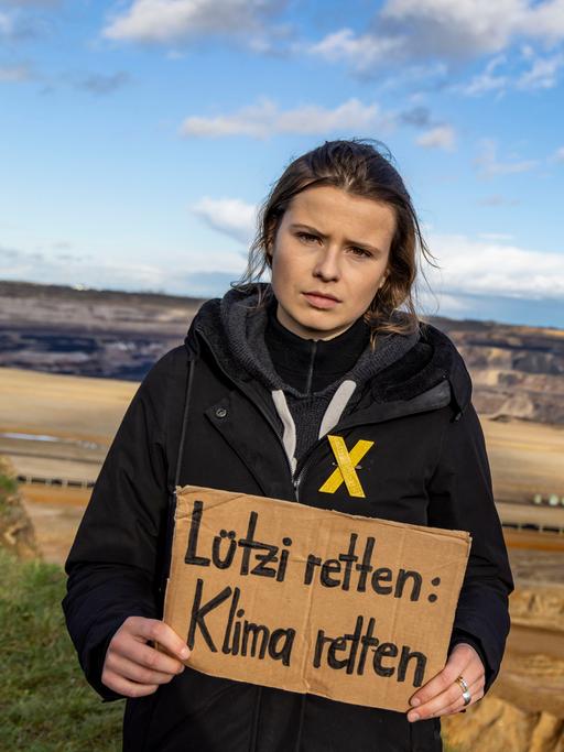 Luisa Neubauer, Klimaaktivistin, am Rande der Abbruchkante am Tagebau Garzweiler II. 
