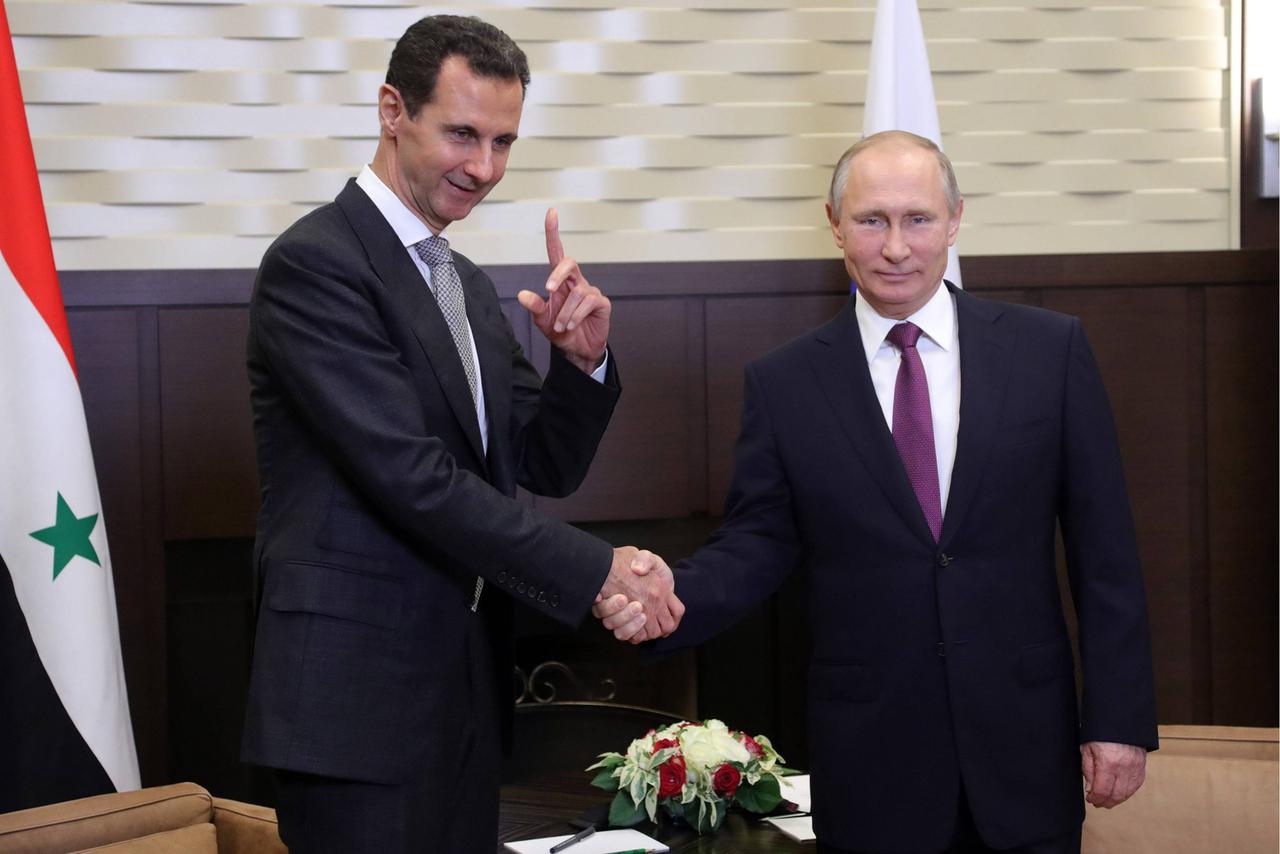Baschar al-Assad gibt Wladimir Putin die Hand. Baschar al-Assad gibt Wladimir Putin die Hand.