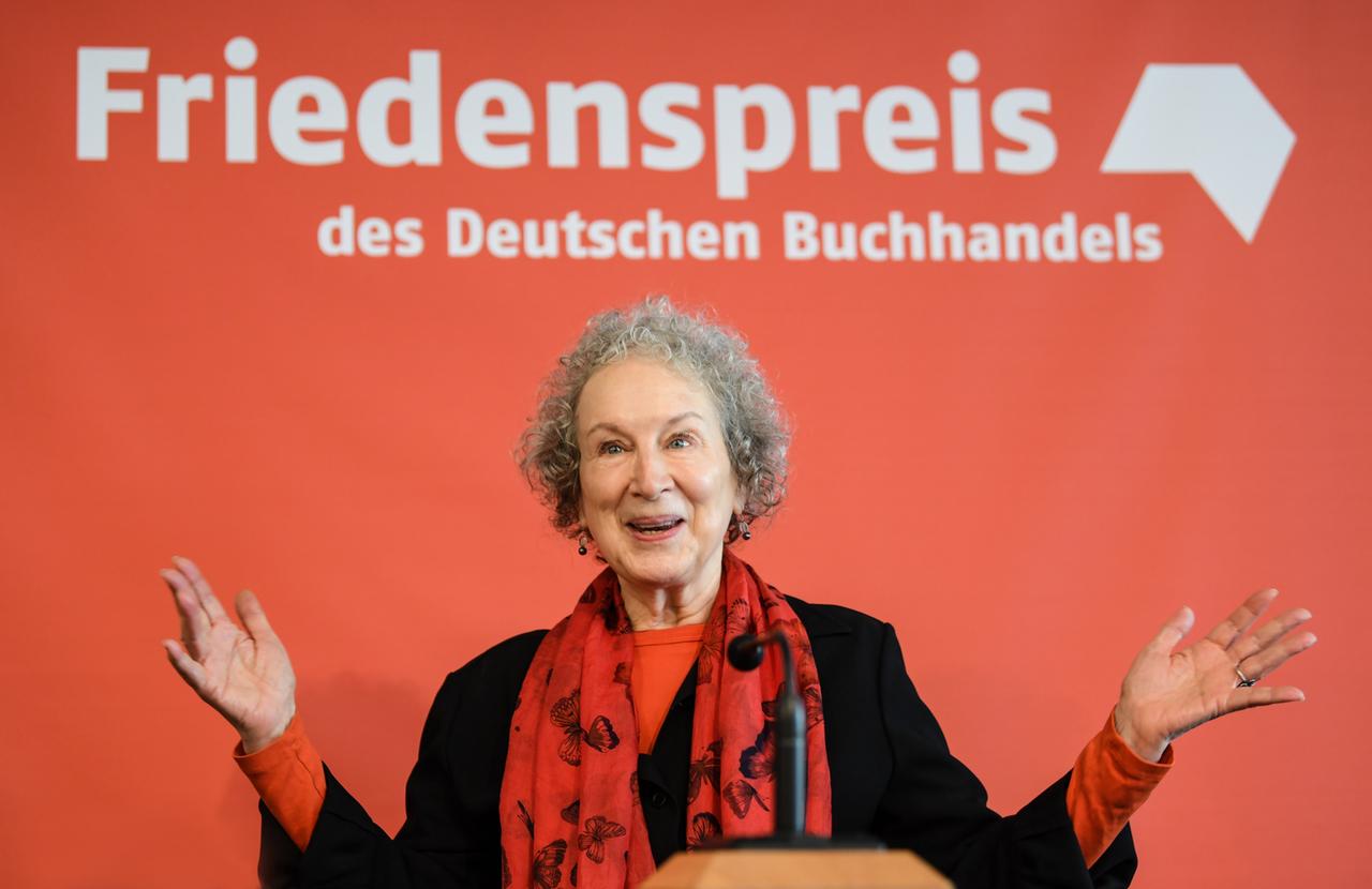 Margaret Atwood bei einer Pressekonferenz zur Verleihung des Friedenspreises des Deutschen Buchhandels, 2017.