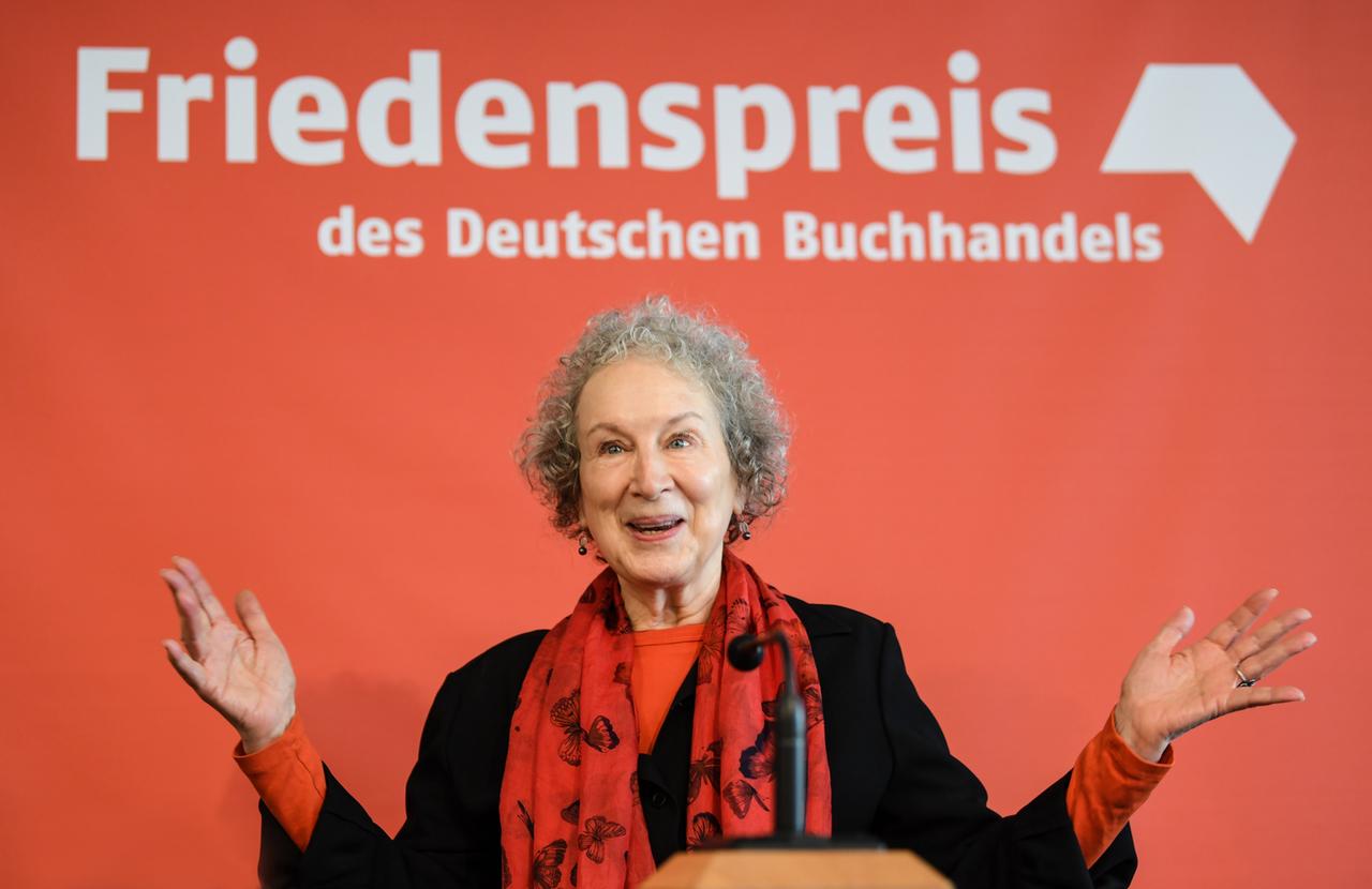 Margaret Atwood bei einer Pressekonferenz zur Verleihung des Friedenspreises des Deutschen Buchhandels, 2017. Margaret Atwood bei einer Pressekonferenz zur Verleihung des Friedenspreises des Deutschen Buchhandels, 2017.