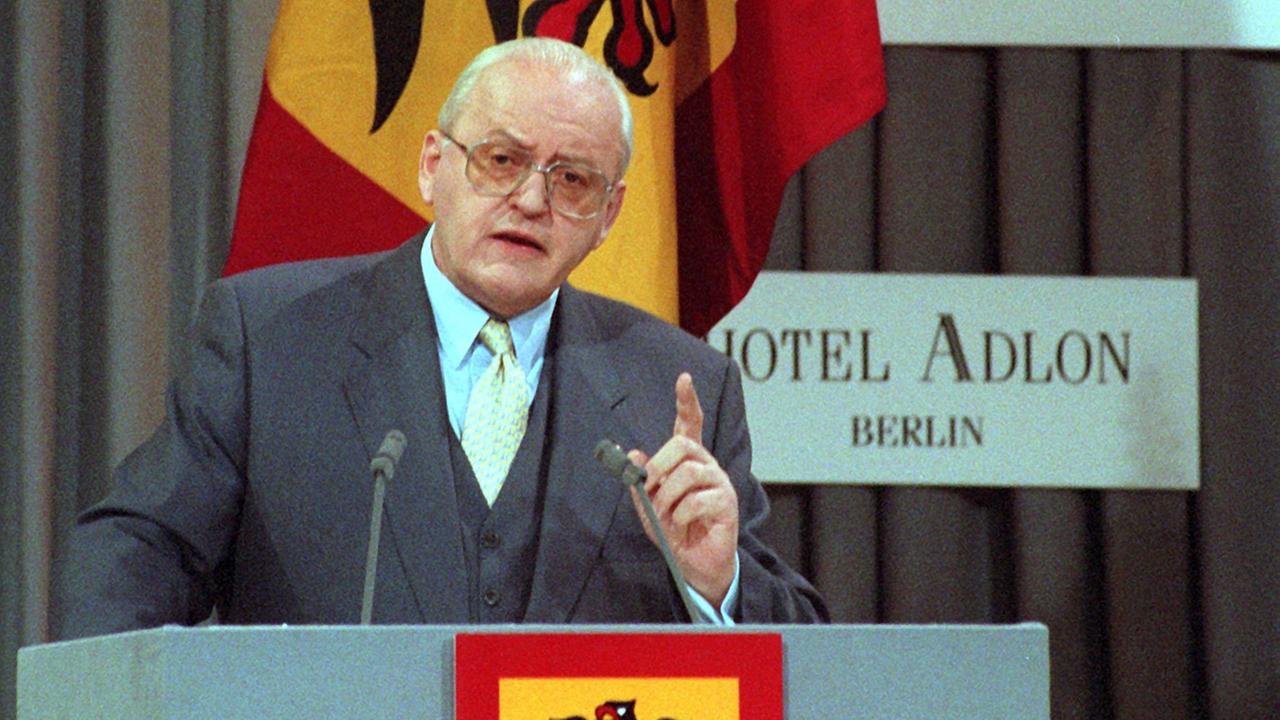 Der damalige Bundespräsident Roman Herzog bei einer Rede in Berlin am 26. April 1997. Der damalige Bundespräsident Roman Herzog bei einer Rede in Berlin am 26. April 1997.