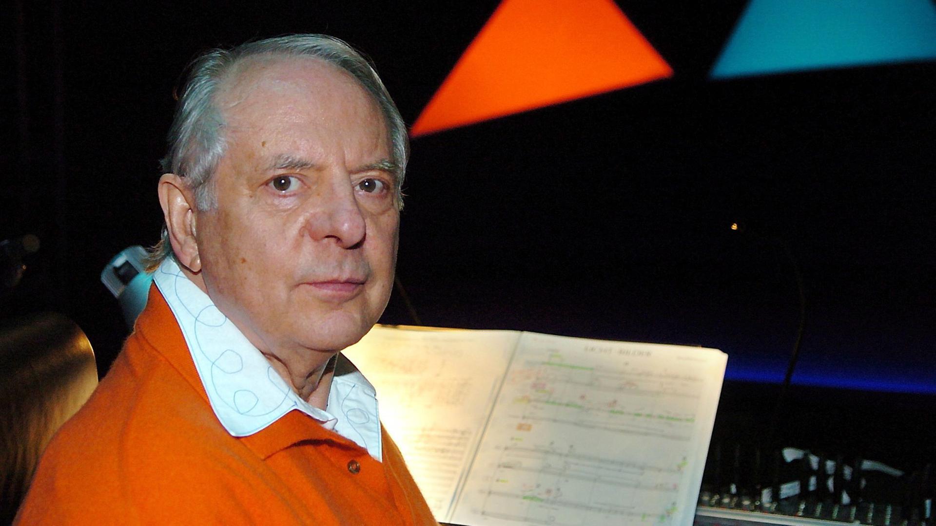 Karlheinz Stockhausen im Porträt vor einer Partitur. Karlheinz Stockhausen im Porträt vor einer Partitur.