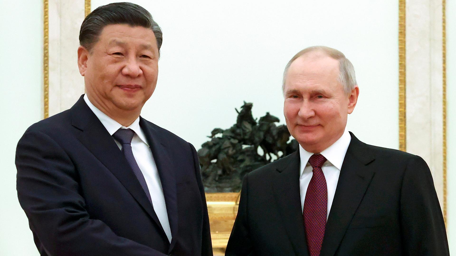 Der chinesische Präsident Xi Jinping und Kremlchef Wladimir Putin posieren für ein Foto während ihres Treffens in Moskau. Der chinesische Präsident Xi Jinping und Kremlchef Wladimir Putin posieren für ein Foto während ihres Treffens in Moskau.