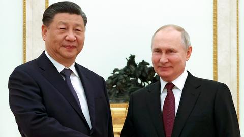 Der chinesische Präsident Xi Jinping und Kremlchef Wladimir Putin posieren für ein Foto während ihres Treffens in Moskau.
