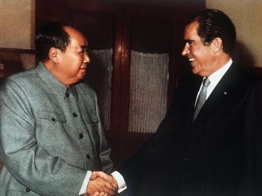 Mao Tse Tung (links) begrüßt am 21.Februar 1972 US-Präsident Richard Nixon. Der war der erste US-Präsident, der die Volksrepublik China besuchte. Damit begann eine neue Ãra zwischen den beiden Großmächten