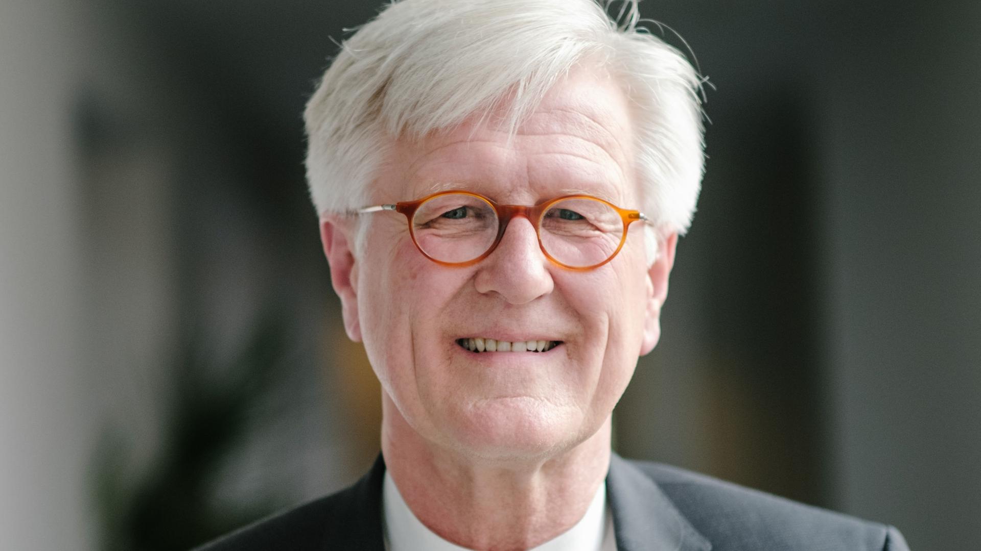 Heinrich Bedford-Strohm, Landesbischof der Evangelisch-Lutherischen Kirche in Bayern und Vorsitzender des Rates der EKD steht im Foyer der Evangelischen Kirche Deutschlands (EKD).