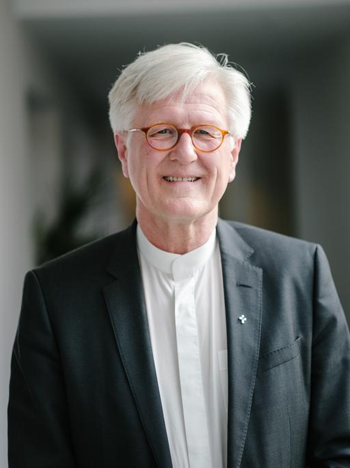 Heinrich Bedford-Strohm, Landesbischof der Evangelisch-Lutherischen Kirche in Bayern und Vorsitzender des Rates der EKD steht im Foyer der Evangelischen Kirche Deutschlands (EKD).