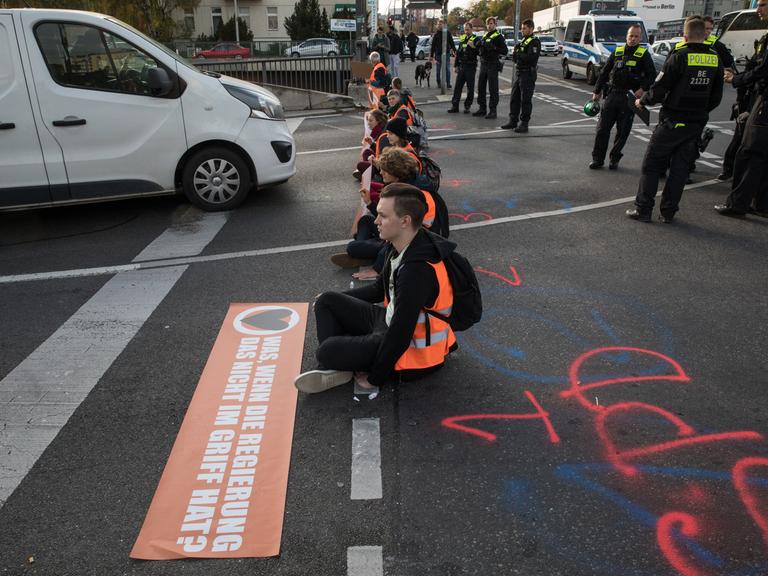 Klimaaktivist*innen blockieren eine Autobahnausfahrt in Berlin. 