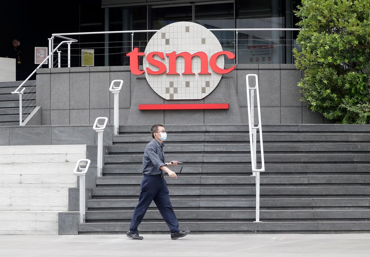 Eingang eines Gebäudes mit großem TSMC-Schriftzug: Der Hauptsitz von Taiwan Semiconductor Manufacturing (TSMC) in Hsinchu.