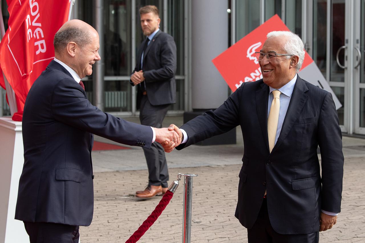 Bundeskanzler Olaf Scholz (SPD) begrüßt bei der Eröffnung der Hannover Messe Antonio Costa, Premierminister der Portugiesischen Republik