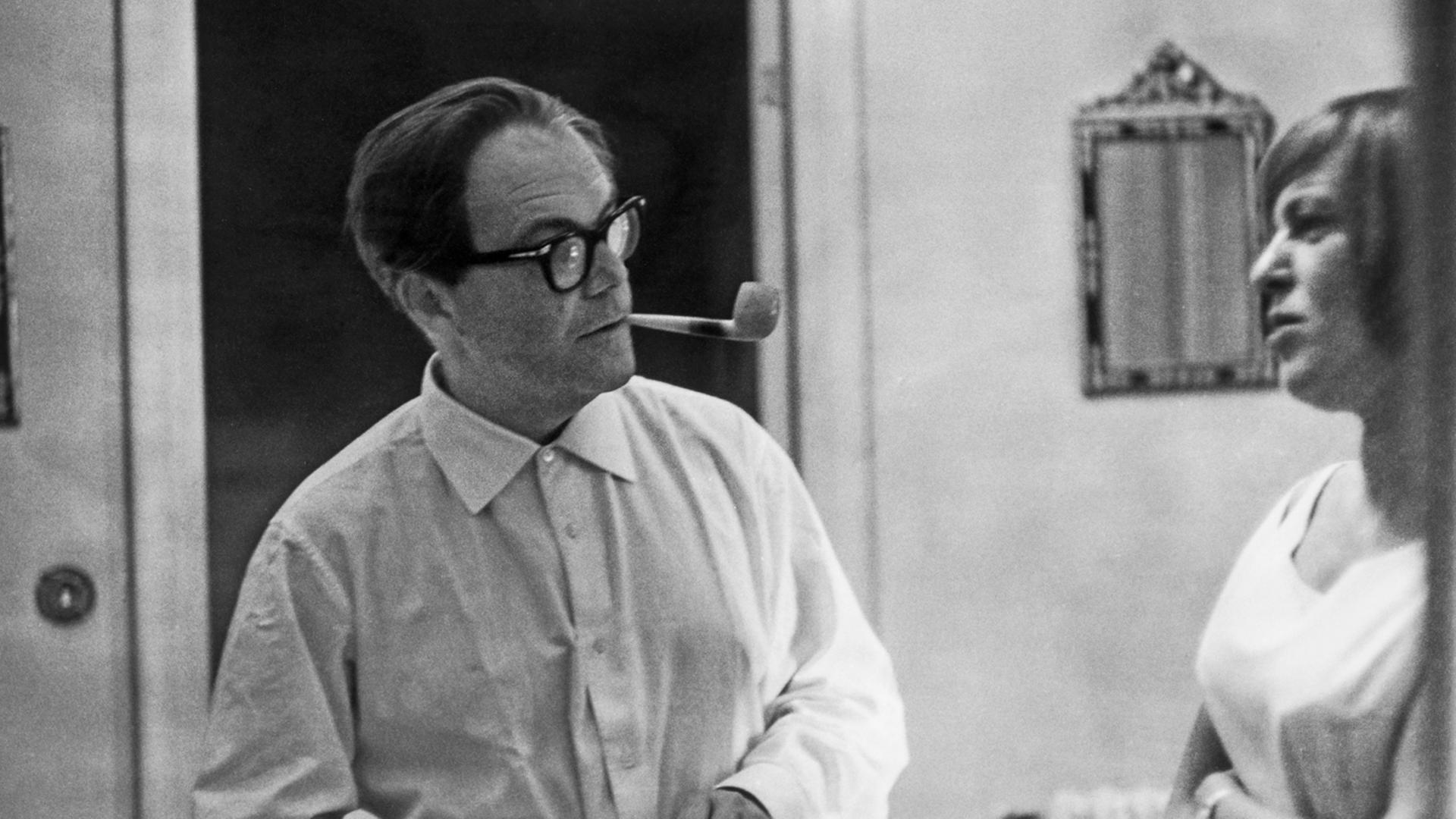 Max Frisch mit Ingeborg Bachmann in einer Wohnung in Rom. Max Frisch mit Ingeborg Bachmann in einer Wohnung in Rom.