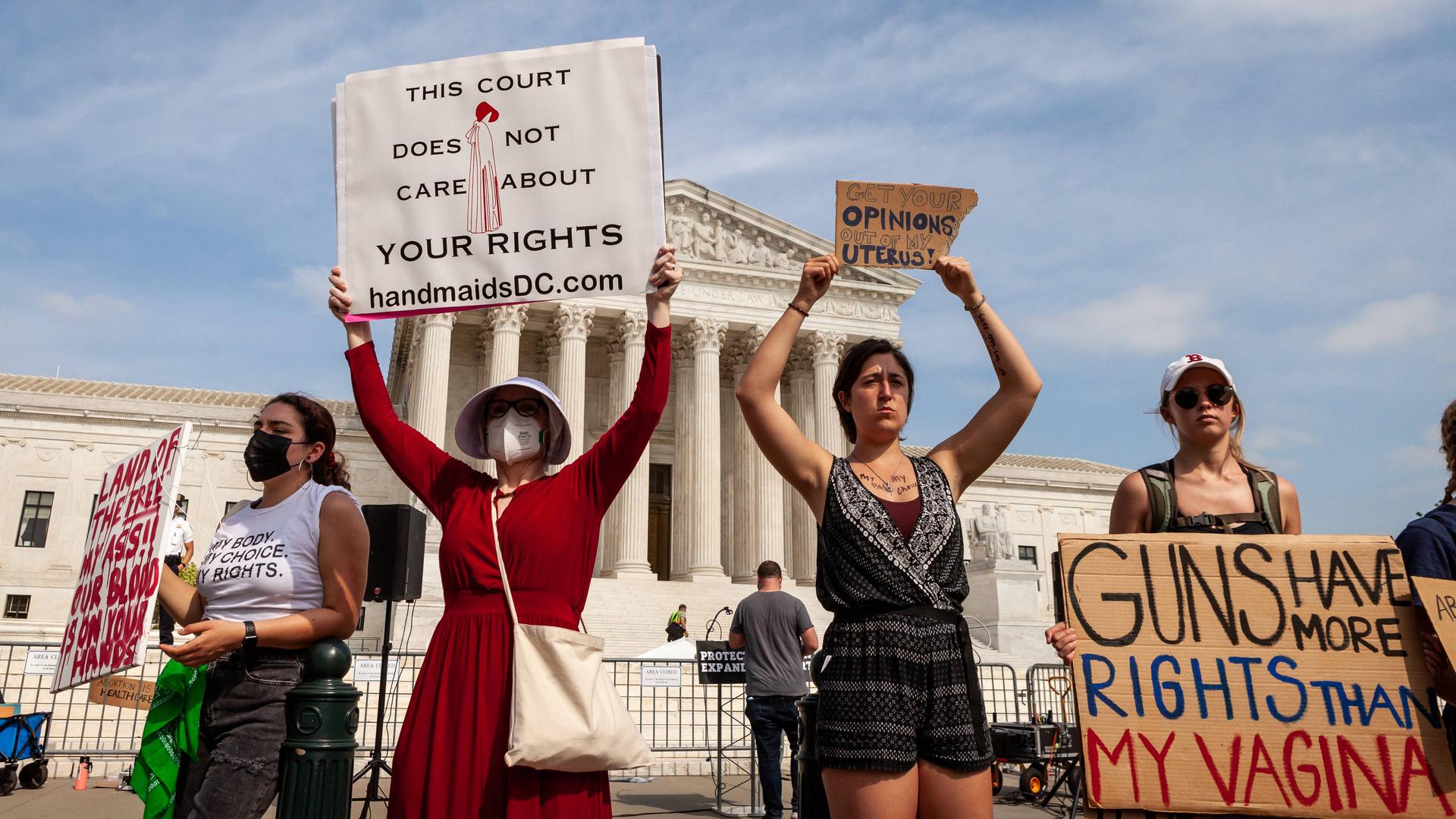 Frauen vor dem US-Supreme Court protestieren gegen geplante Änderungen an dem Recht auf Abtreibung. Frauen vor dem US-Supreme Court protestieren gegen geplante Änderungen an dem Recht auf Abtreibung.