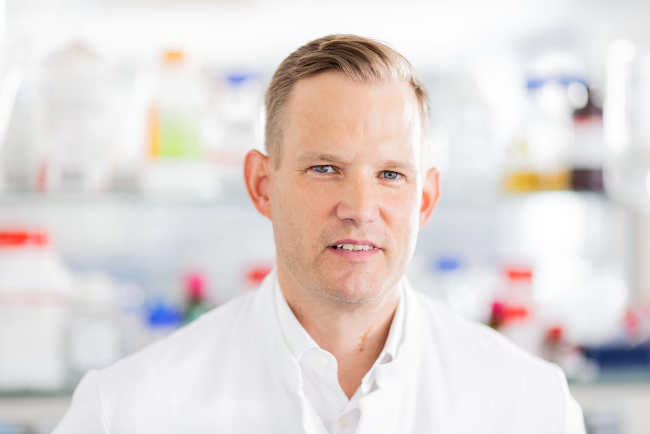 Hendrik Streeck, Direktor des Instituts für Virologie an der Uniklinik Bonn, steht in einem Labor seines Institutes. Hendrik Streeck, Direktor des Instituts für Virologie an der Uniklinik Bonn, steht in einem Labor seines Institutes.