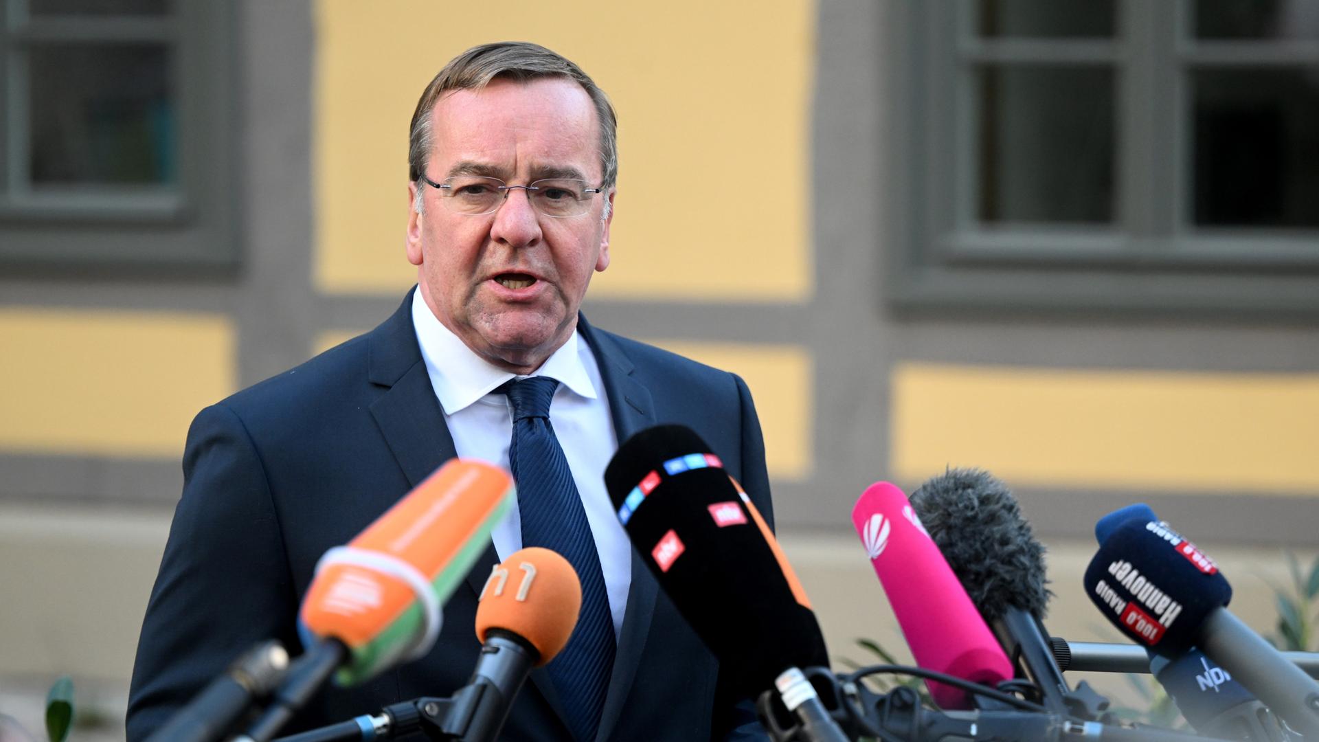 Boris Pistorius (SPD), bisheriger Innenminister von Niedersachsen und künftiger Bundesverteidigungsminister, spricht bei einem Pressestatement im niedersächsischen Innenministerium. Boris Pistorius (SPD), bisheriger Innenminister von Niedersachsen und künftiger Bundesverteidigungsminister, spricht bei einem Pressestatement im niedersächsischen Innenministerium.