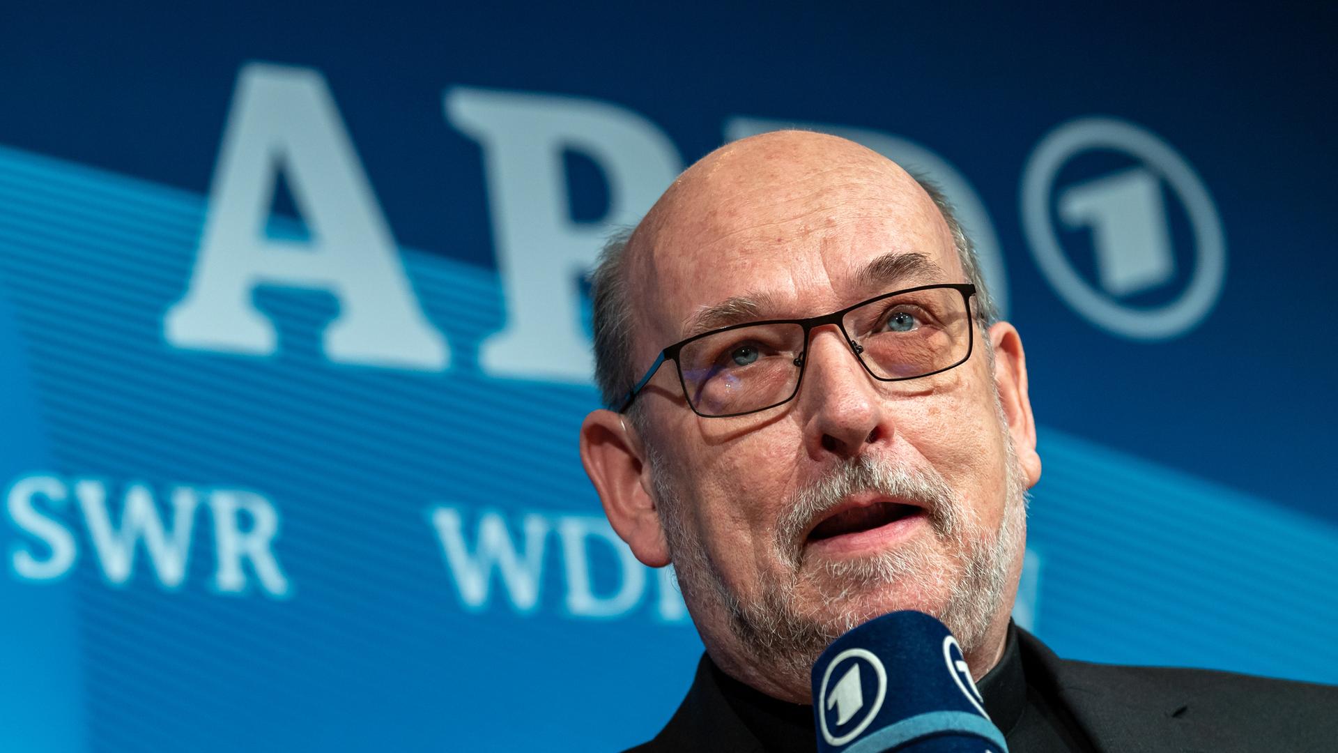 Lorenz Wolf, Rundfunkratsvorsitzender des Bayerischen Rundfunks und Vorsitzender der Gremienvorsitzendenkonferenz der ARD (GVK), nimmt an der ARD-Pressekonferenz im BR-Funkhaus teil. Am 25. und 26.11.2019 fand eine Sitzung und Hauptversammlung der ARD-Intendanten sowie der Gremienvorsitzenden statt. Es war die abschlieÃende ARD-Sitzung in der zweijährigen Vorsitzzeit des Bayerischen Rundfunks, die Ende Dezember 2019 endet. Lorenz Wolf, Rundfunkratsvorsitzender des Bayerischen Rundfunks und Vorsitzender der Gremienvorsitzendenkonferenz der ARD (GVK), nimmt an der ARD-Pressekonferenz im BR-Funkhaus teil. Am 25. und 26.11.2019 fand eine Sitzung und Hauptversammlung der ARD-Intendanten sowie der Gremienvorsitzenden statt. Es war die abschlieÃende ARD-Sitzung in der zweijährigen Vorsitzzeit des Bayerischen Rundfunks, die Ende Dezember 2019 endet.