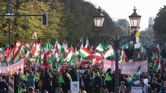 Teilnehmer der Großdemonstration "Solidarität mit den Protestierenden im Iran" ziehen durch Berlin. 