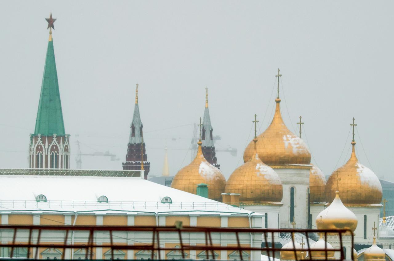 Schnee liegt auf den Dächern des Kreml. 