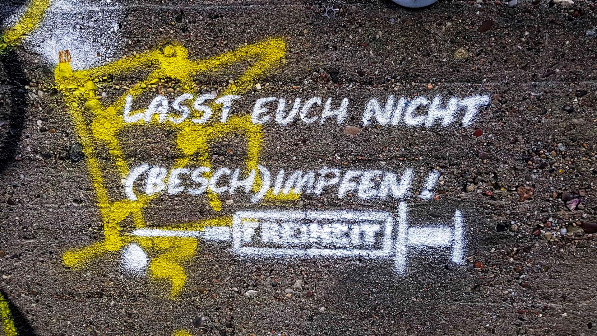 "Lasst euch nicht (besch)impfen", lautert das Graffiti auf einer Hauswand in Hamburg.