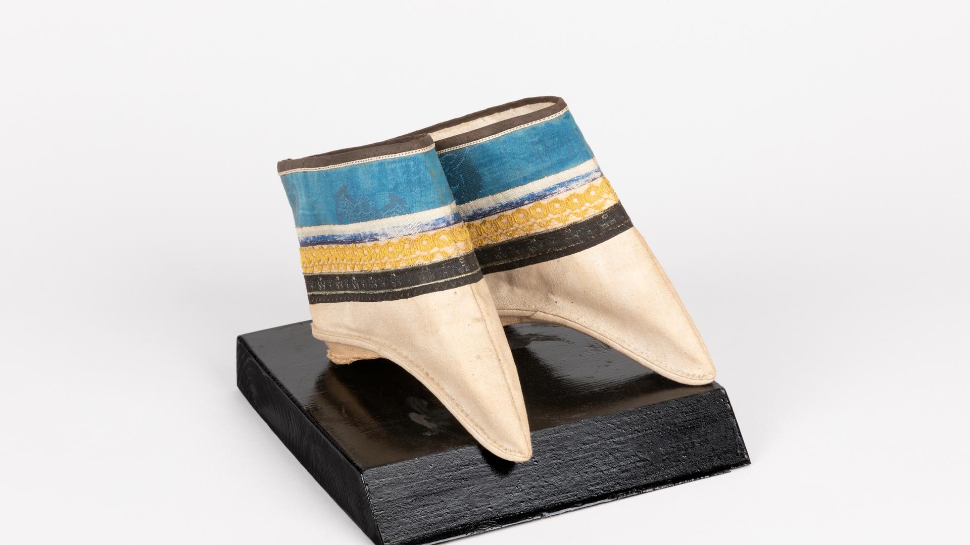Geisha-Schuhe mit ungewöhnlicher Form, in die nur Füße hineinpassten, die an besonderen Stellen gebrochen wurden. Geisha-Schuhe mit ungewöhnlicher Form, in die nur Füße hineinpassten, die an besonderen Stellen gebrochen wurden.