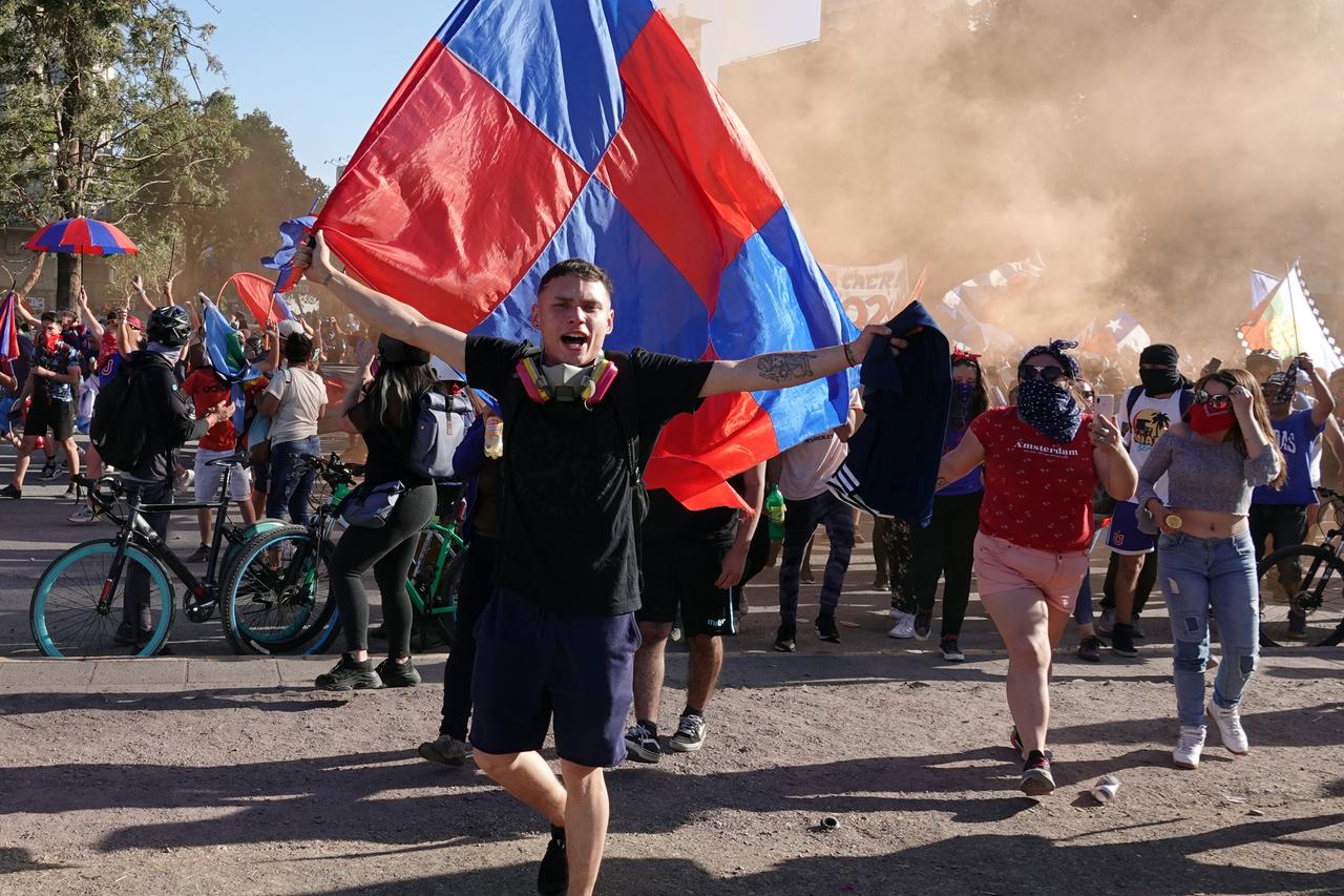 Proteste gegen die Regierung in Chile: Demonstrationsmenge, ein Mann schwenkt eine Flagge. Proteste gegen die Regierung in Chile: Demonstrationsmenge, ein Mann schwenkt eine Flagge.