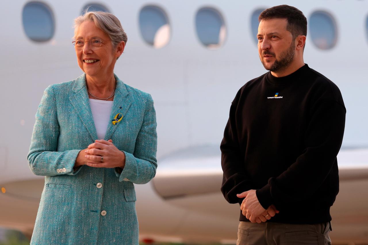 Die französische Ministerpräsidentin Elisabeth Borne empfängt den ukrainischen Präsidenten Wolodymyr Selenskyj am Flughafen in Paris. Die französische Ministerpräsidentin Elisabeth Borne empfängt den ukrainischen Präsidenten Wolodymyr Selenskyj am Flughafen in Paris.