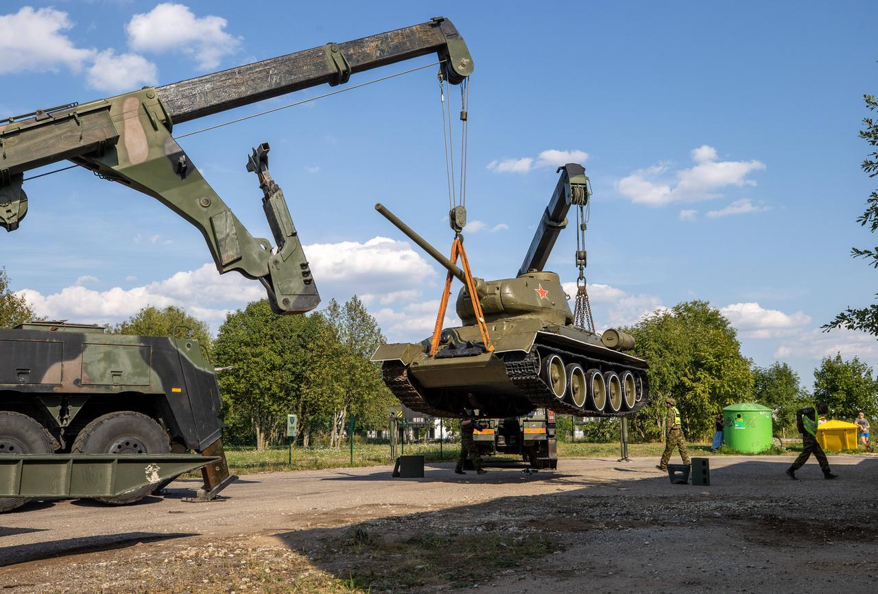 Ein Kran hebt einen sowjetischen Panzer aus dem Zweiten Weltkrieg hoch. Ein Kran hebt einen sowjetischen Panzer aus dem Zweiten Weltkrieg hoch.