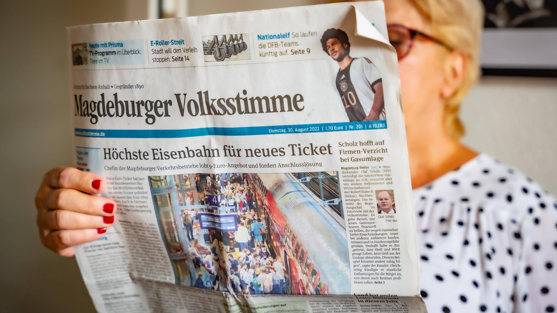 Eine Frau liest die Zeitung Magdeburger Volksstimme. Eine Frau liest die Zeitung Magdeburger Volksstimme.