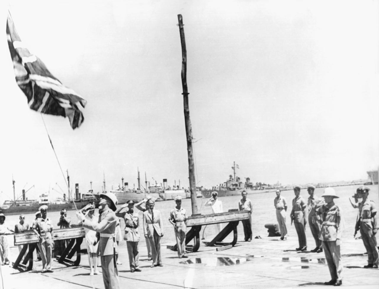 Am 30. Juni 1948 um 12:45 Uhr wird im Hafen von Haifa die britische Flagge, der "Union Jack", endgültig eingezogen. Am 30. Juni 1948 um 12:45 Uhr wird im Hafen von Haifa die britische Flagge, der "Union Jack", endgültig eingezogen.